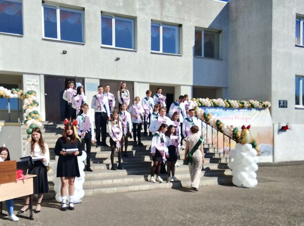 В школах района сегодня прозвенел последний звонок.
