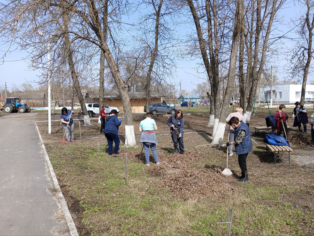 Продолжаются мероприятия по наведению порядка и чистоты в населённых пунктах в рамках месячника по благоустройству..