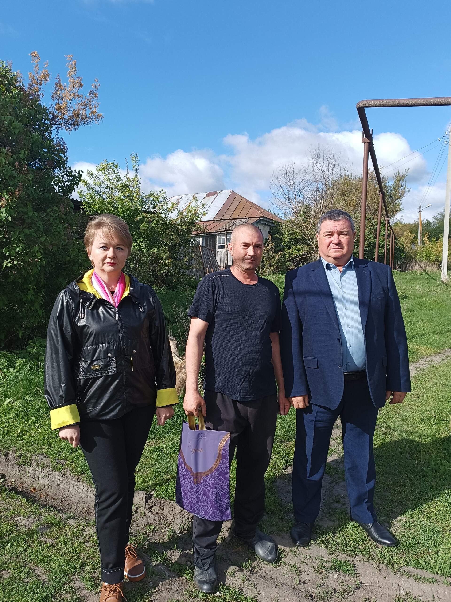 В канун празднования  Великой Победы глава Рязанского МО Никифоров С.С. , специалисты администрации и Шепелевского СДК  поздравили тружеников тыла  и воинов-интернационалистов. Подарили памятные подарки..