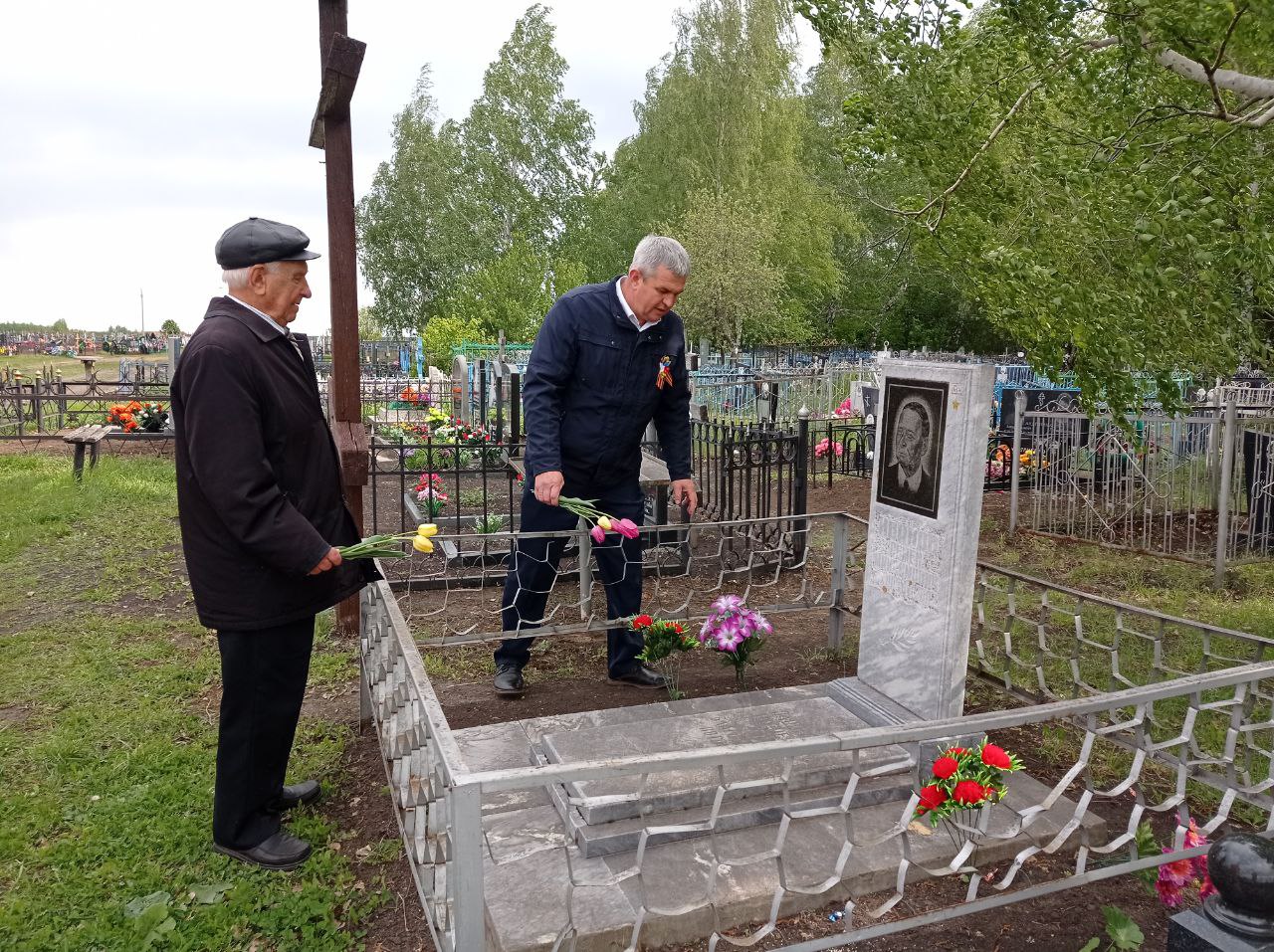 Глава Турковского муниципального района А. В. Никитин вместе с председателем районного Совета ветеранов Н.Н. Шемановым возложили цветы на могилу Героя Советского Союза С.М.Иванова.