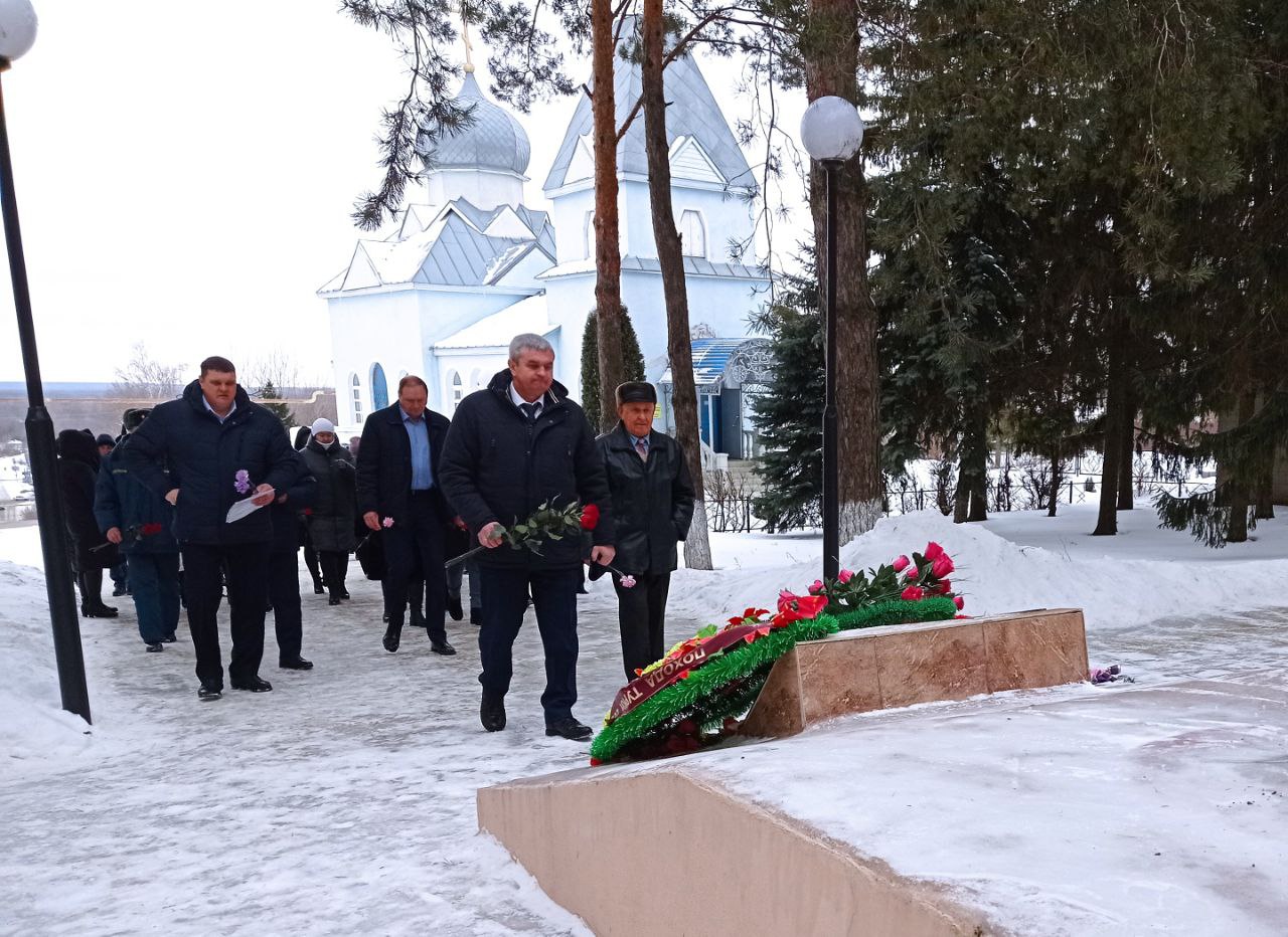 Церемония возложения цветов к памятнику воинам – уроженцам нашего района, погибшим в годы Великой Отечественной войны.