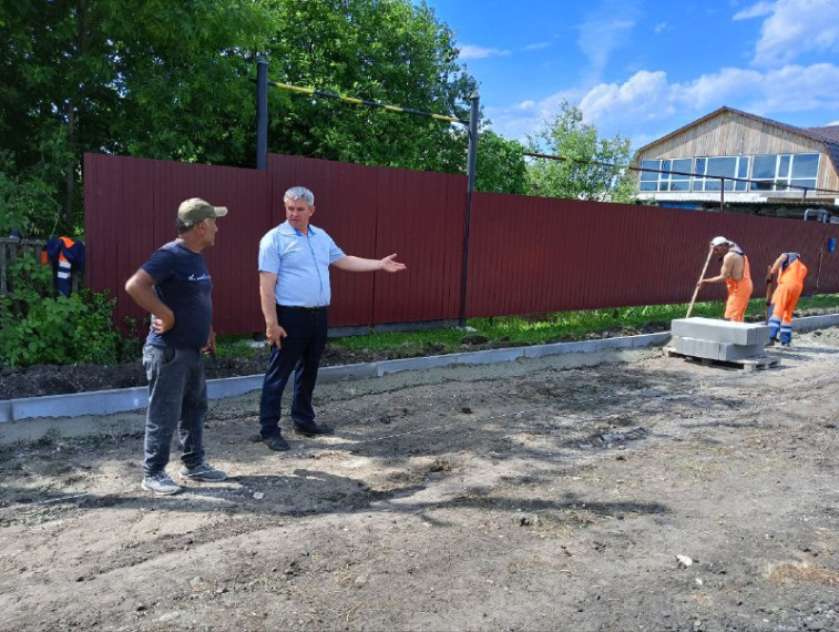 В Турках продолжается строительство тротуаров. В Турках продолжается строительство тротуаров.