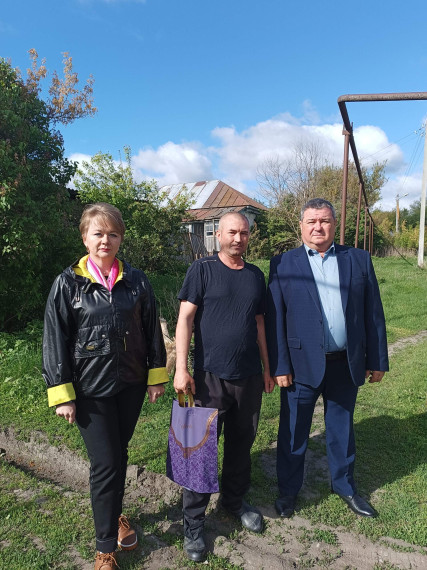 В канун празднования Великой Победы глава Рязанского МО Никифоров С.С. , специалисты администрации и Шепелевского СДК поздравили тружеников тыла и воинов-интернационалистов. Подарили памятные подарки.. В канун празднования Великой Победы глава Рязанского МО Никифоров С.С. , специалисты администрации и Шепелевского СДК поздравили тружеников тыла и воинов-интернационалистов. Подарили памятные подарки..