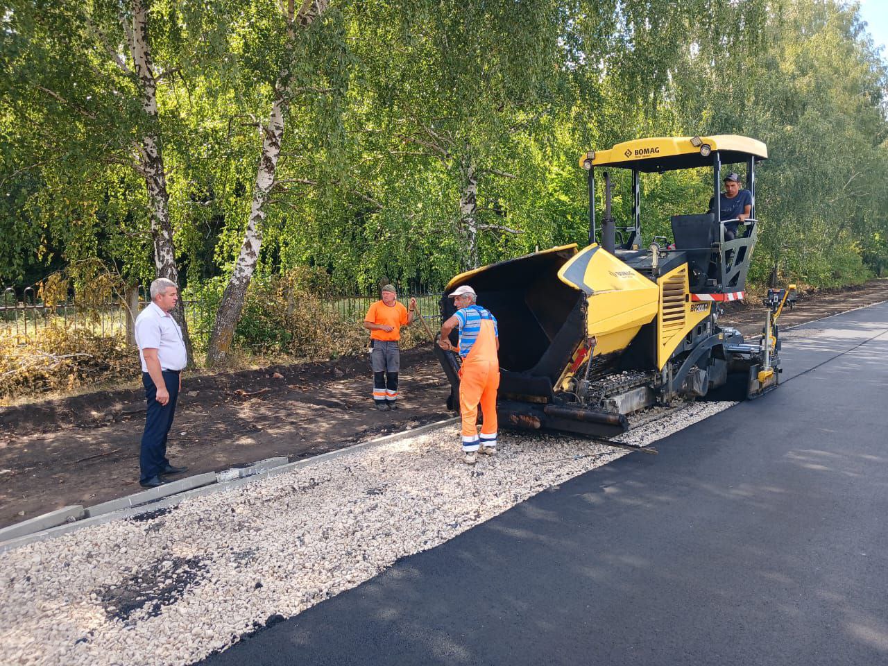 На стадионе в р.п.Турки по ул.Ульяны Громовой в рамках федерального проекта «Формирование комфортной городской среды» продолжаются работы по  благоустройству..